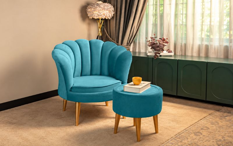 Bố trí sofa và bàn trà gọn cho phòng khách trần thấp