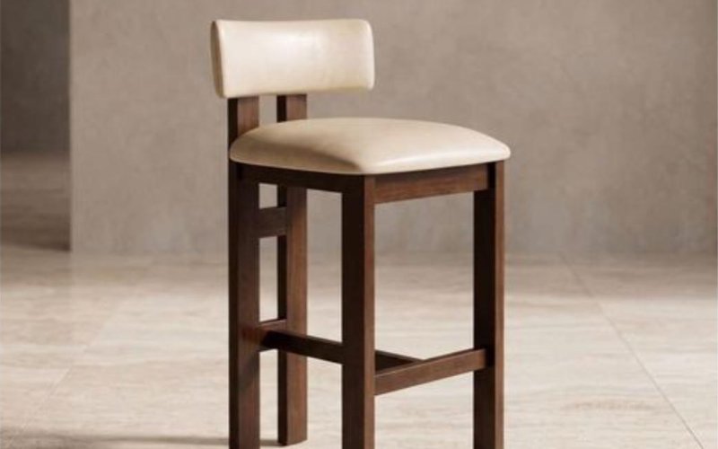 Ghế bar chân gỗ sẫm với mặt ngồi sáng cạnh quầy Ghế bar chân gỗ sẫm với mặt ngồi sáng cạnh quầy