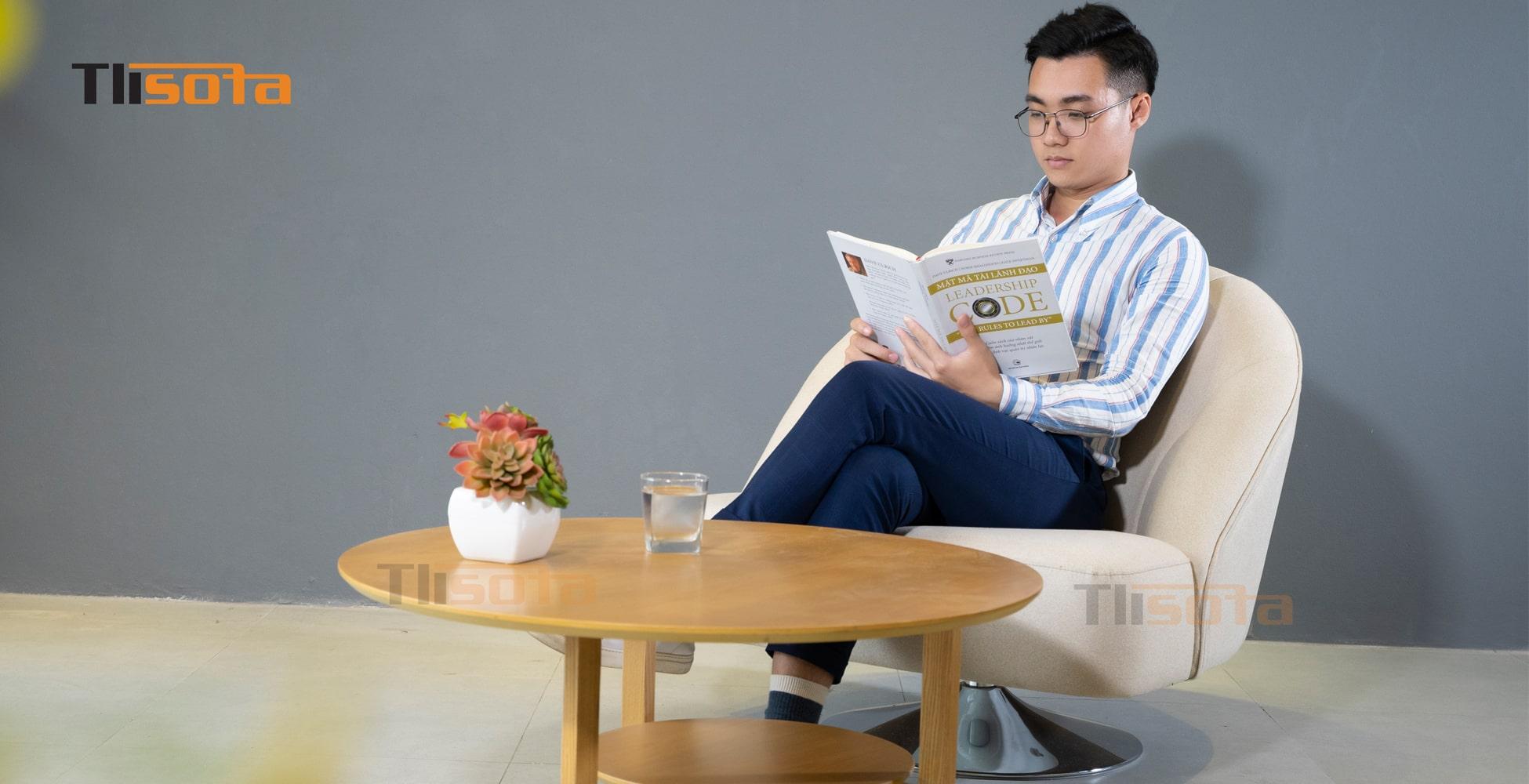 Ghế thư giãn Potenza tại TLI trong không gian có bàn phụ